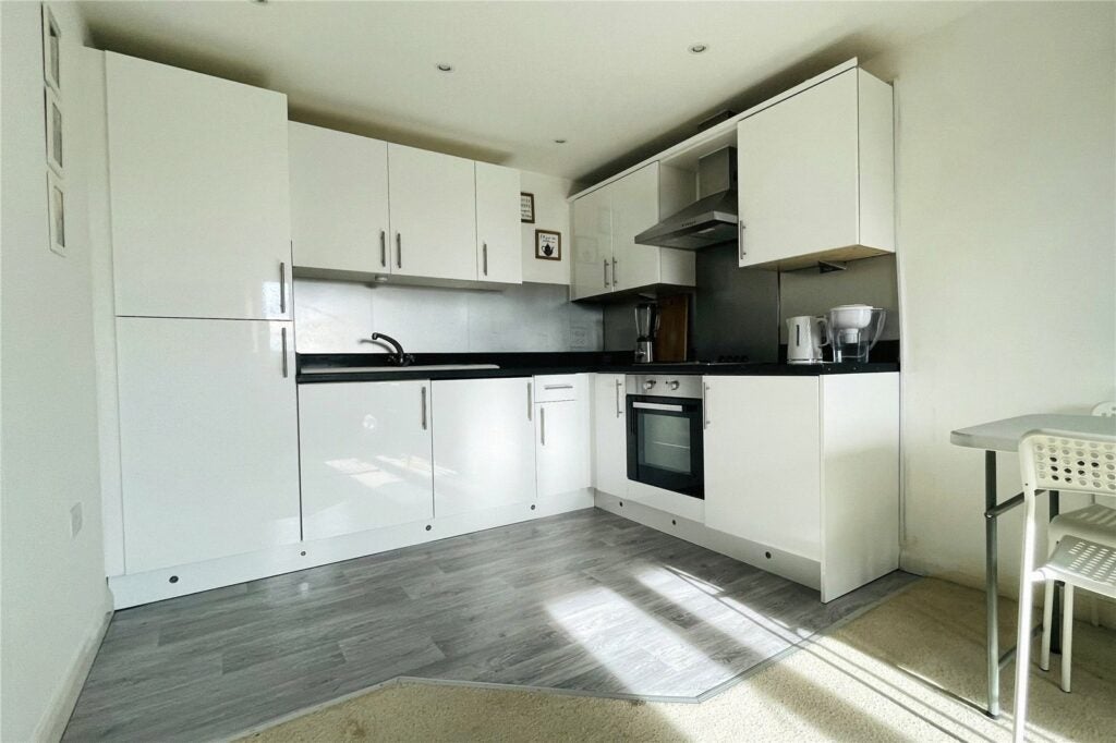 Flat Jubilee Hall Road in Rushmoor