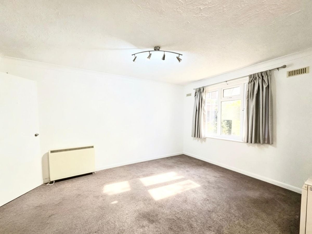 Flat Weald Road in Brentwood