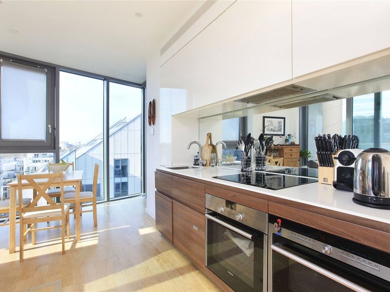 Flat Eastfields Avenue in Greater London
