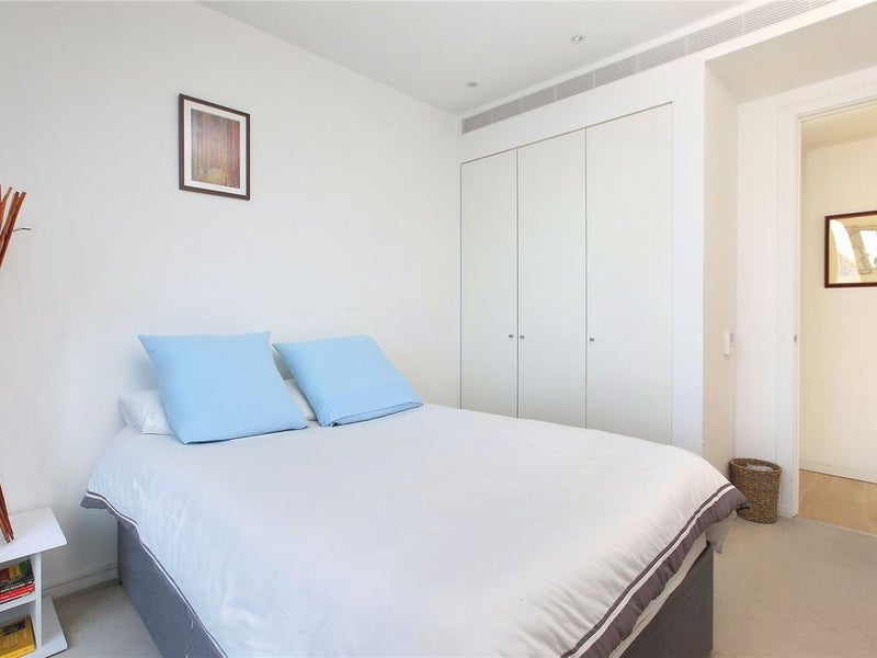 Flat Eastfields Avenue in Greater London