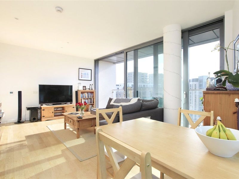 Flat Eastfields Avenue in Greater London