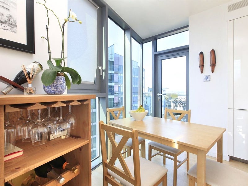 Flat Eastfields Avenue in Greater London