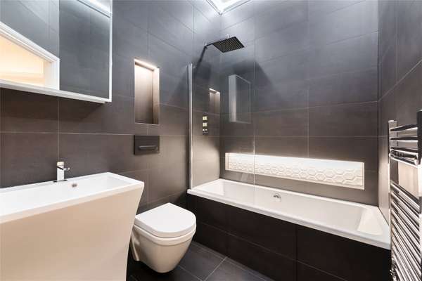 Flat Creffield Road in Greater London