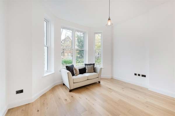 Flat Creffield Road in Greater London