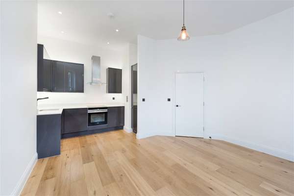 Flat Creffield Road in Greater London