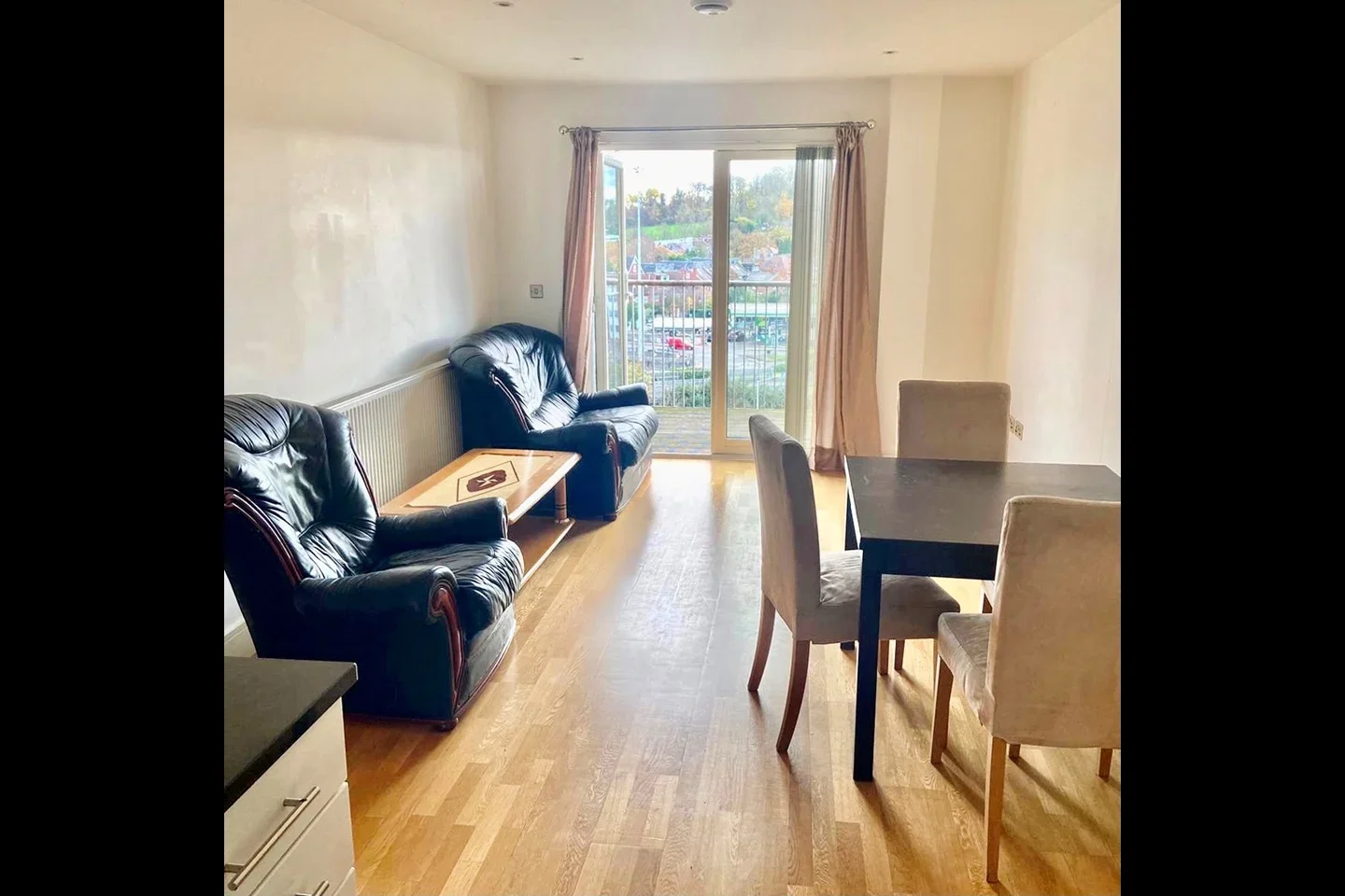 Flat Pinner Road in Greater London