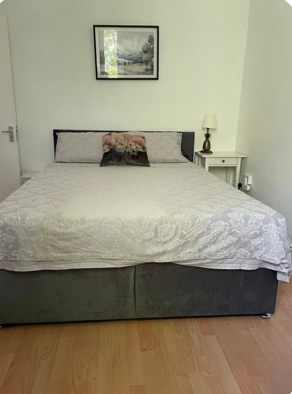 Room North End Road in Greater London