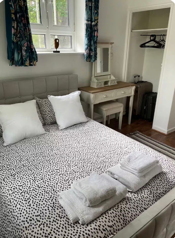 Room North End Road in Greater London