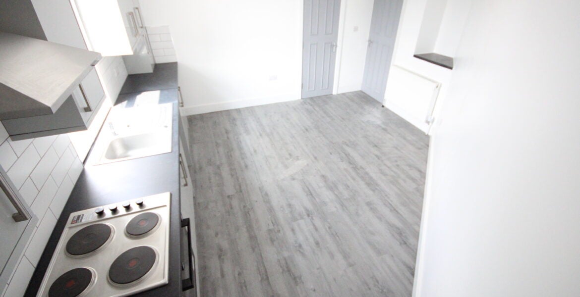 Flat Belle Isle Road in Leeds