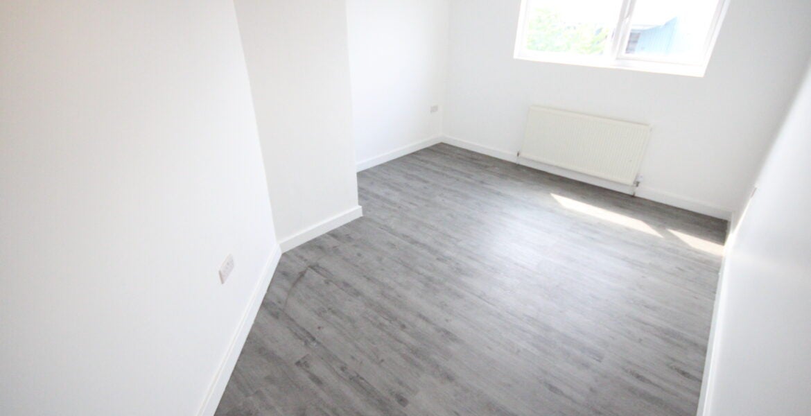 Flat Belle Isle Road in Leeds