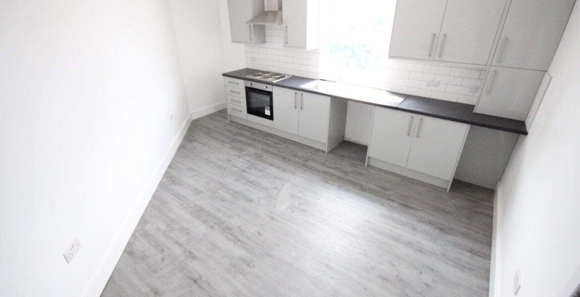 Flat Belle Isle Road in Leeds