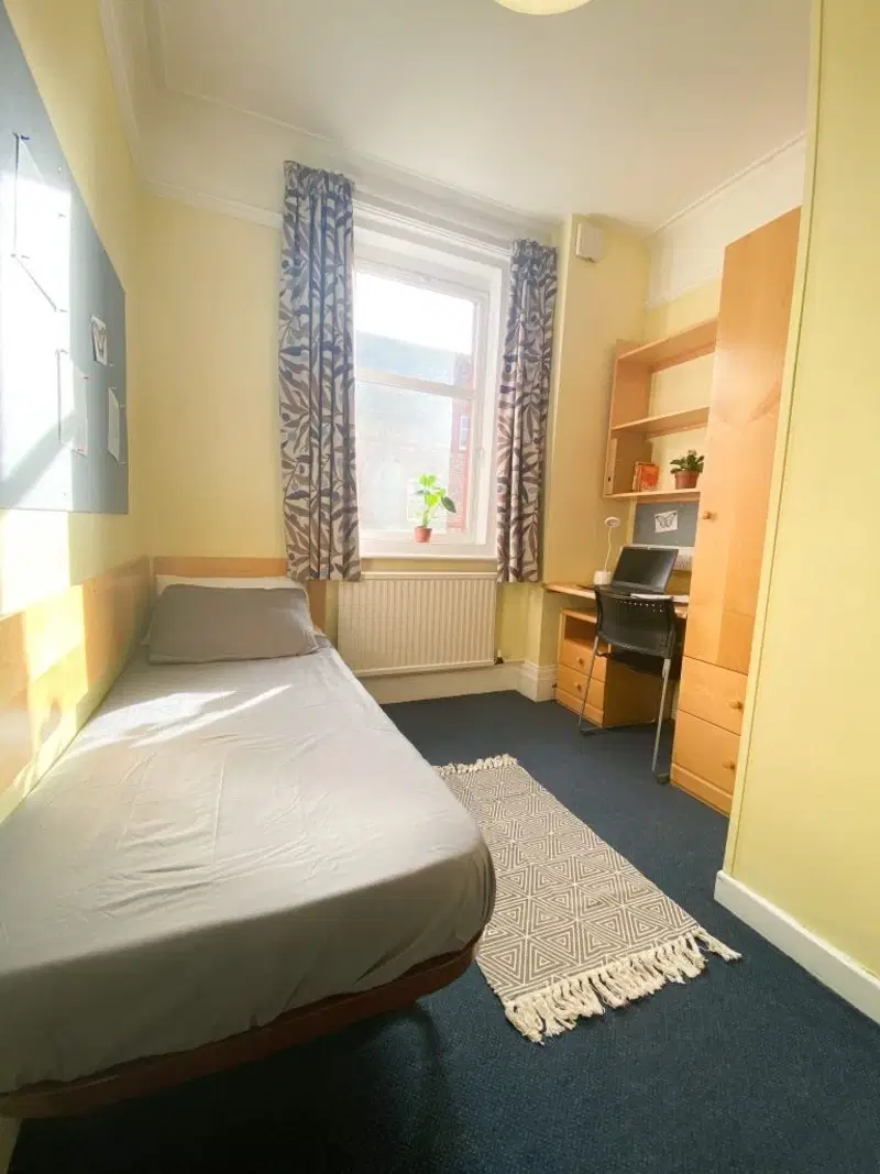 Room Alexandra Road South in Manchester