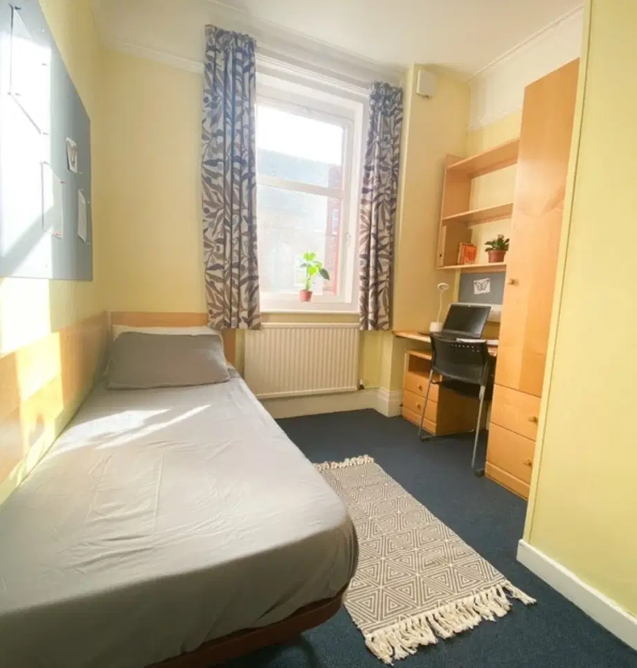 Room Alexandra Road South in Manchester
