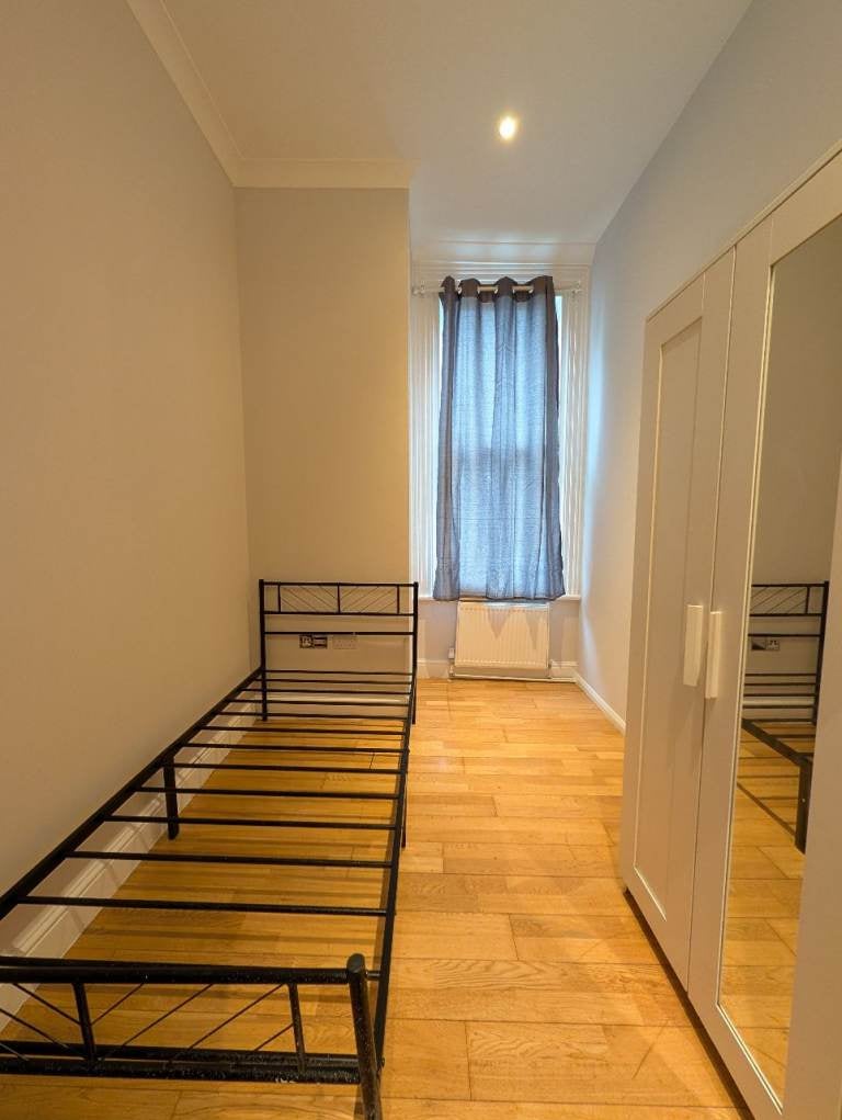 Flat Chichele Road in Greater London