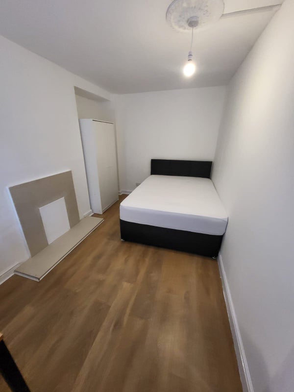 Room Hayes Avenue in Prescot