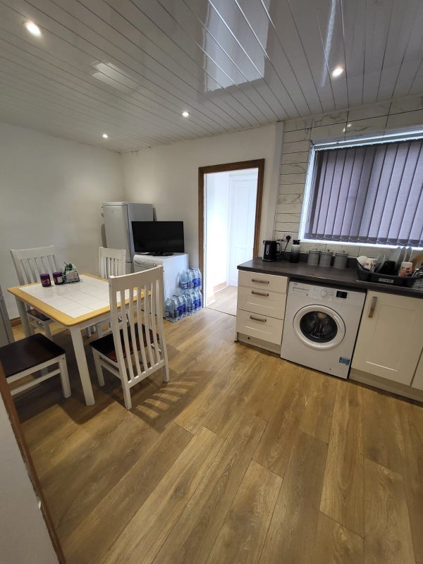 Room Hayes Avenue in Prescot