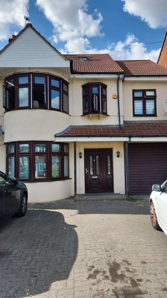 Flat Atherton Road in Greater London