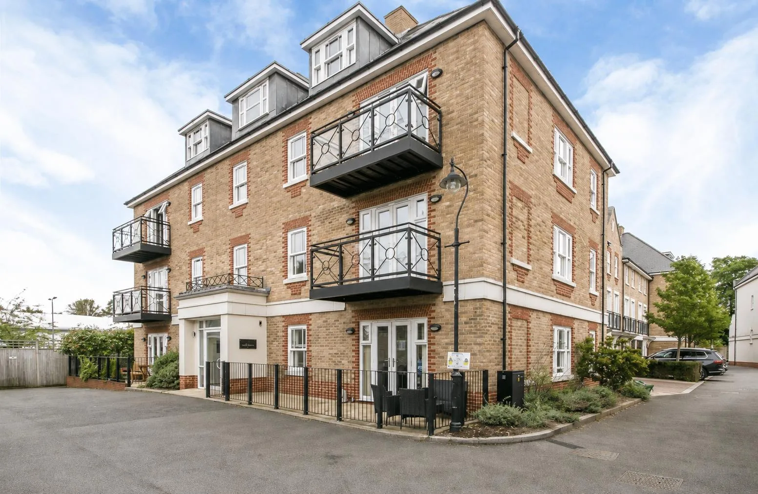 Flat Gillis Square in Greater London