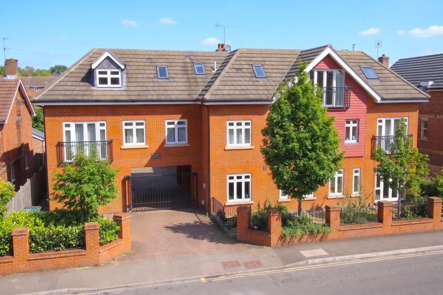 Flat Goldsworth Road in Woking