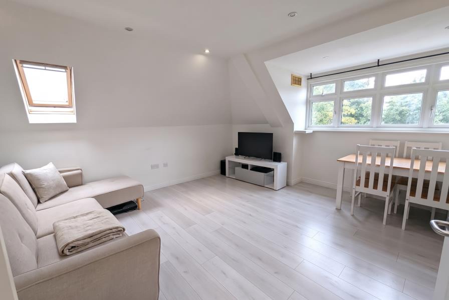 Flat Goldsworth Road in Woking