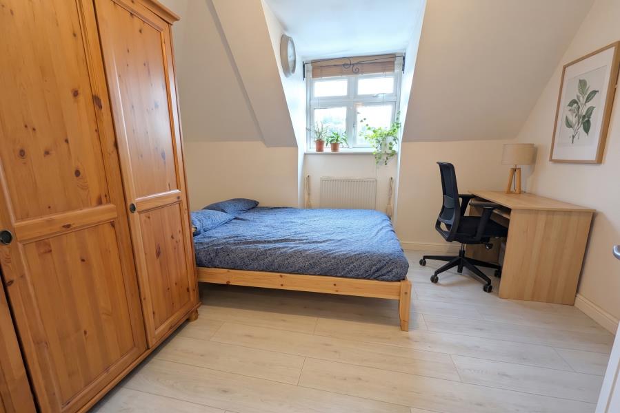 Flat Goldsworth Road in Woking