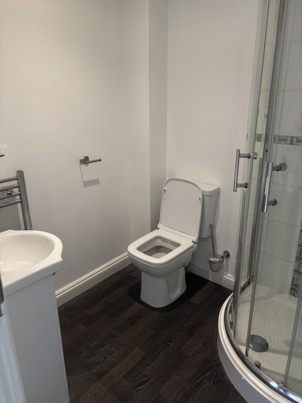 Room Blue Fox Close in Leicester