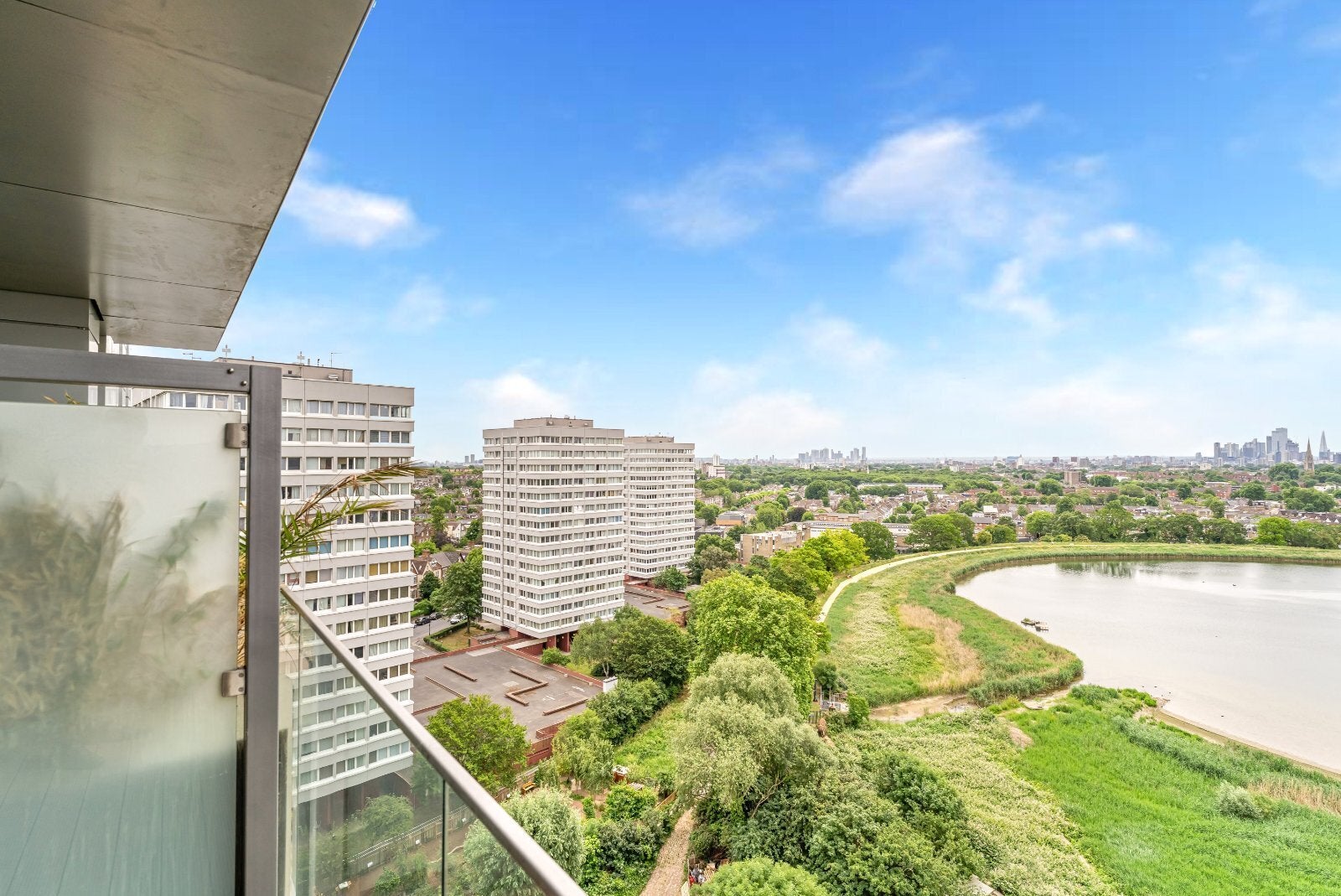 Flat Newnton Close in Greater London