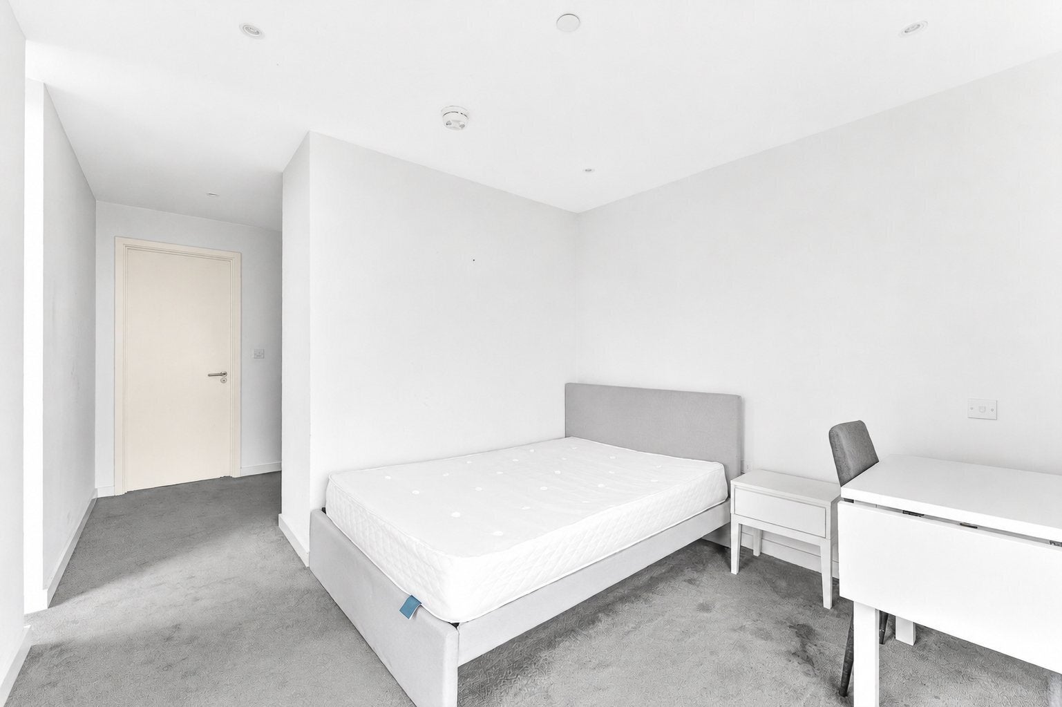 Flat Newnton Close in Greater London