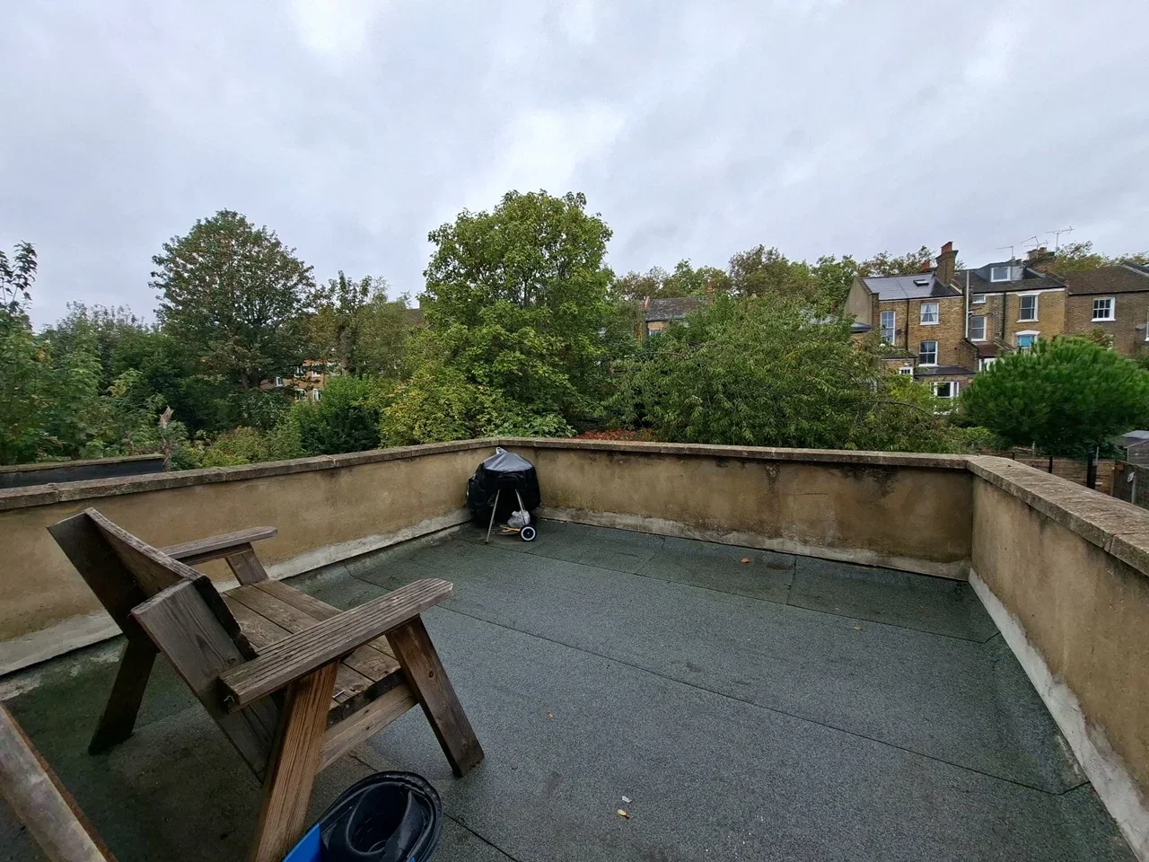 Flat Cricketfield Road in Greater London