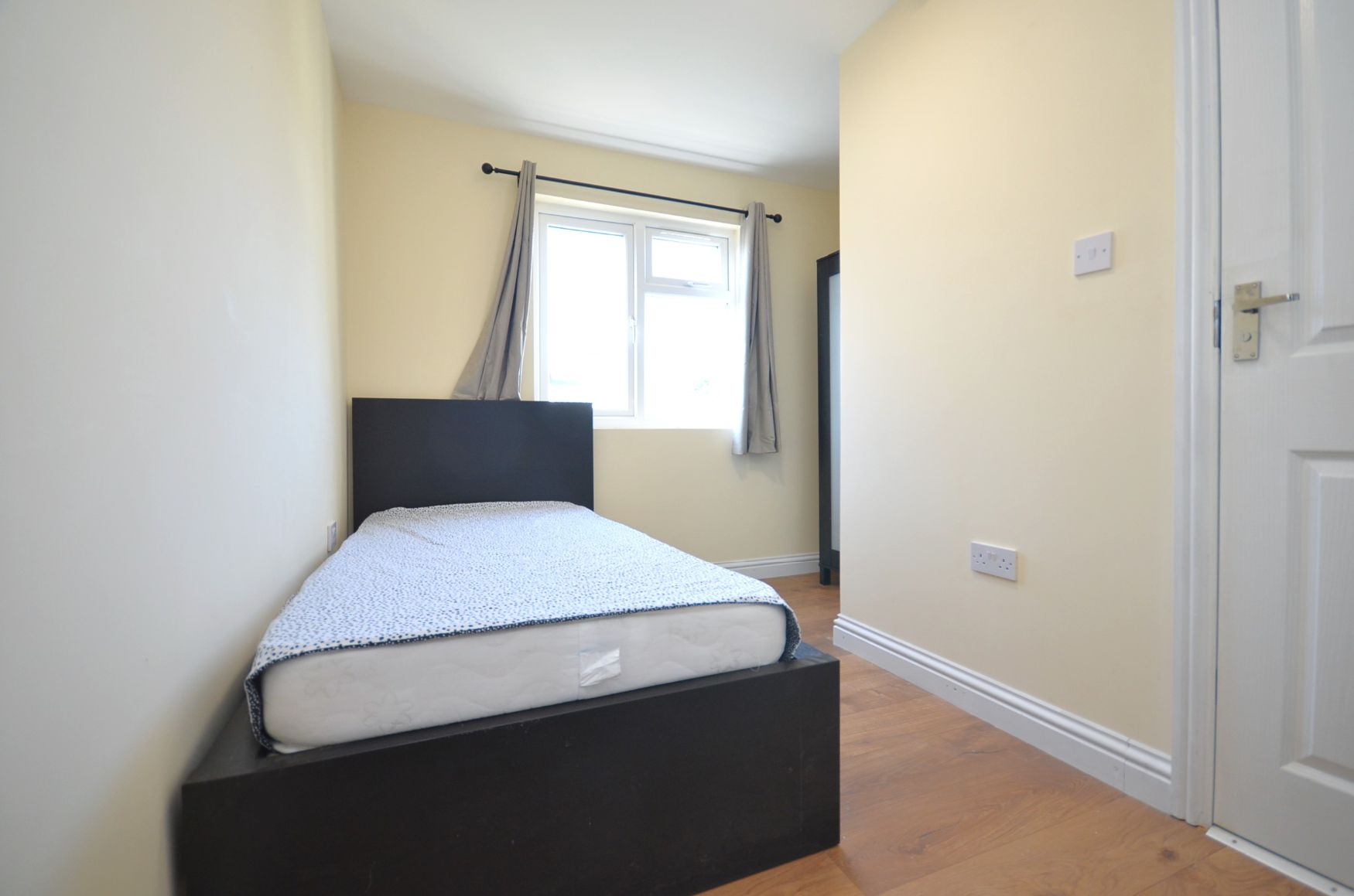 Flat Spencer Road in Greater London