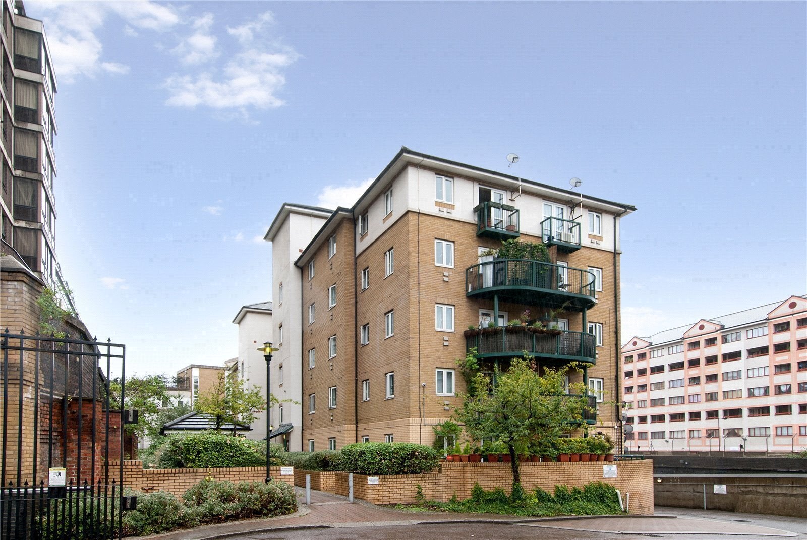 Flat Lorne Close in City of Westminster
