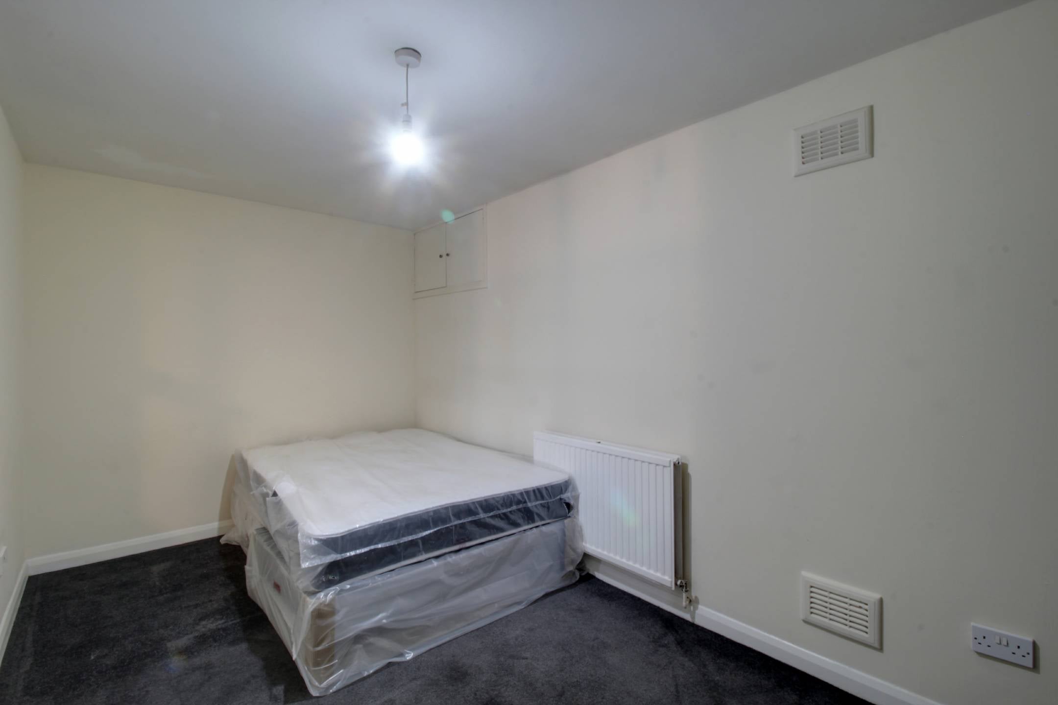 Flat Godstone Road in Greater London