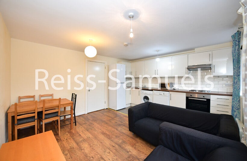Flat Cyclops Mews in Greater London