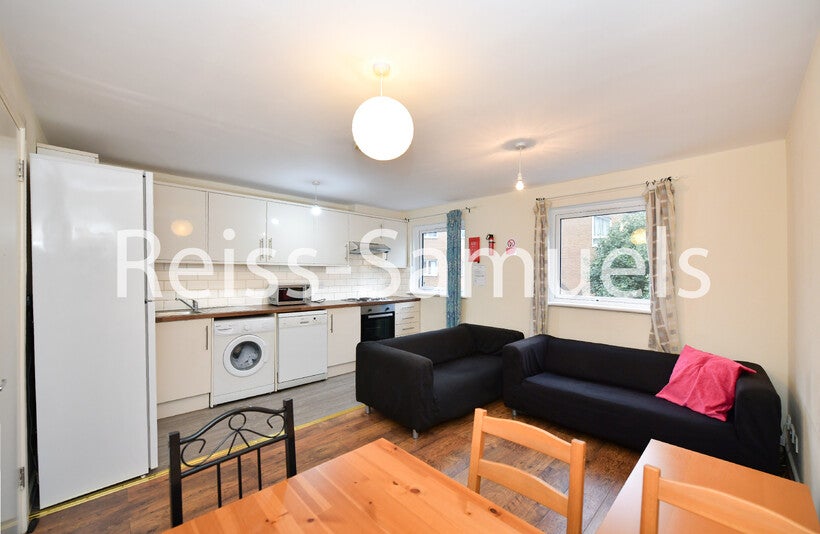 Flat Cyclops Mews in Greater London
