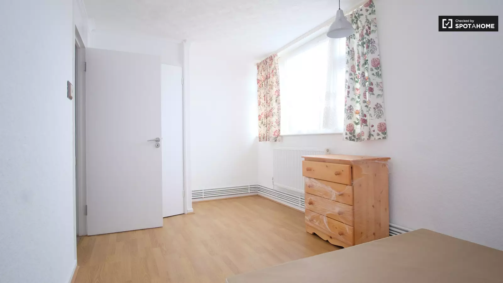Flat Ballance Road in Greater London