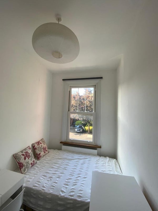 Room Clarendon Road in Greater London