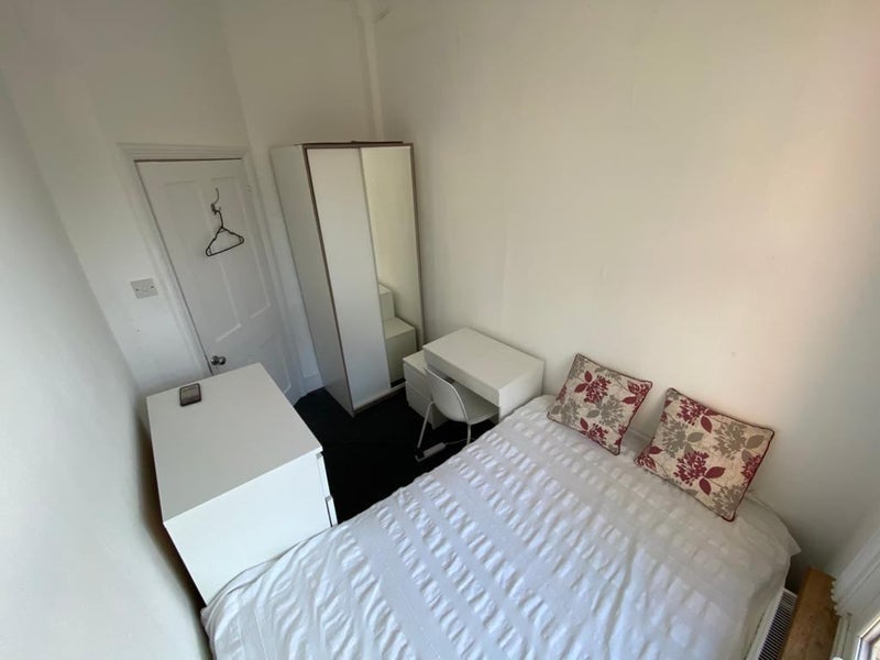Room Clarendon Road in Greater London