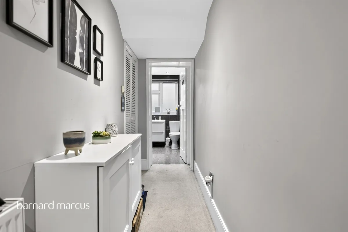 Flat Clarendon Mews in Greater London