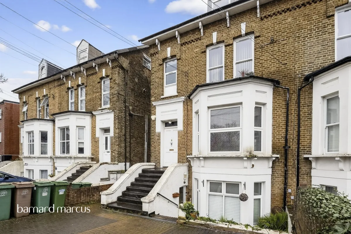Flat Clarendon Mews in Greater London