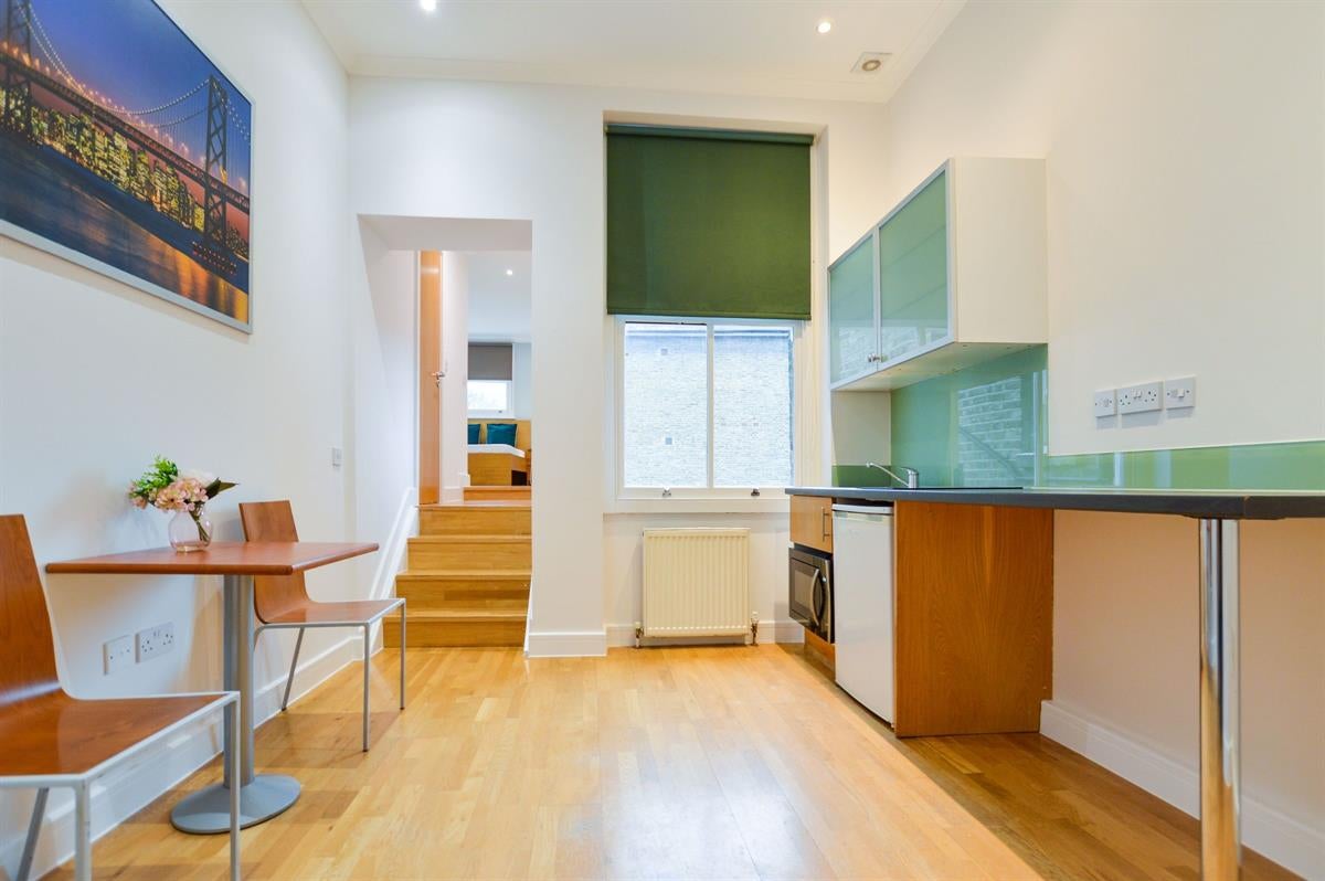 Flat Shepherds Bush Road in Greater London