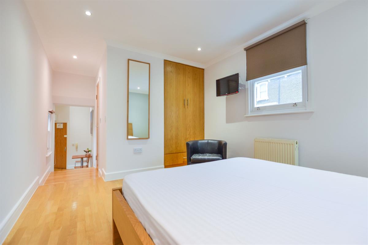 Flat Shepherds Bush Road in Greater London