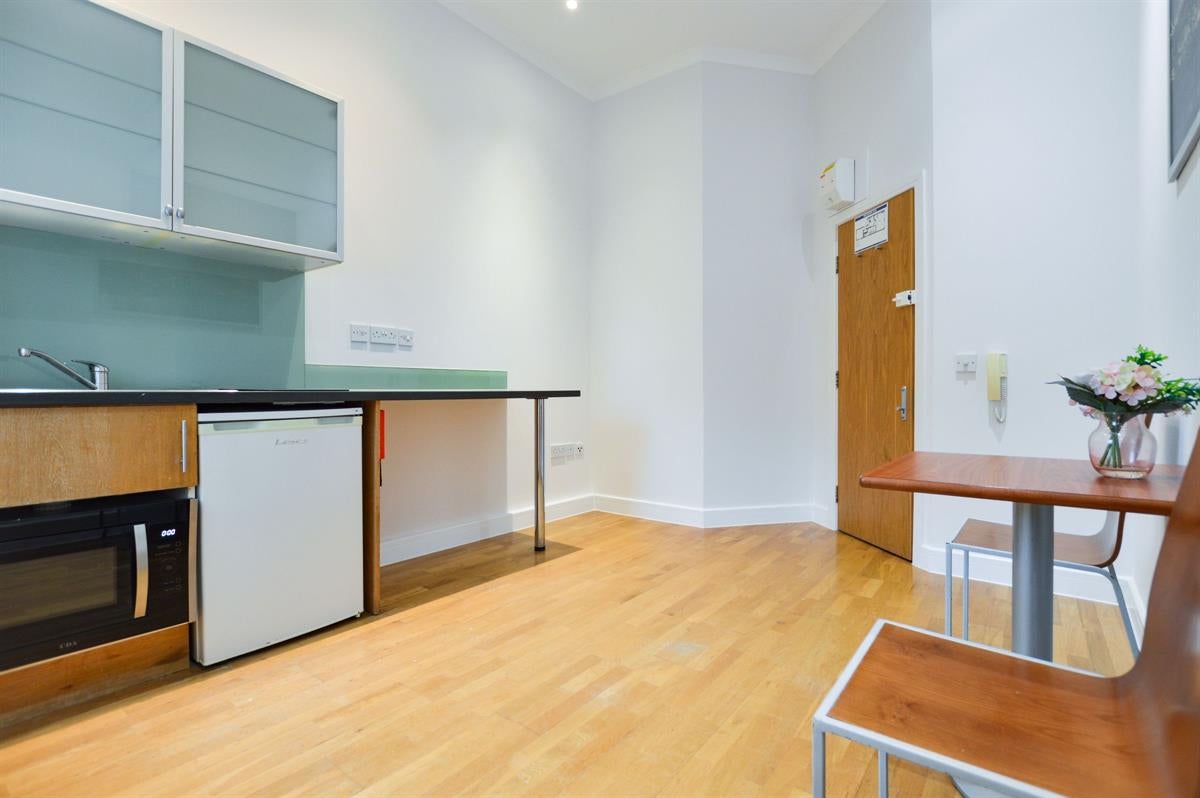 Flat Shepherds Bush Road in Greater London