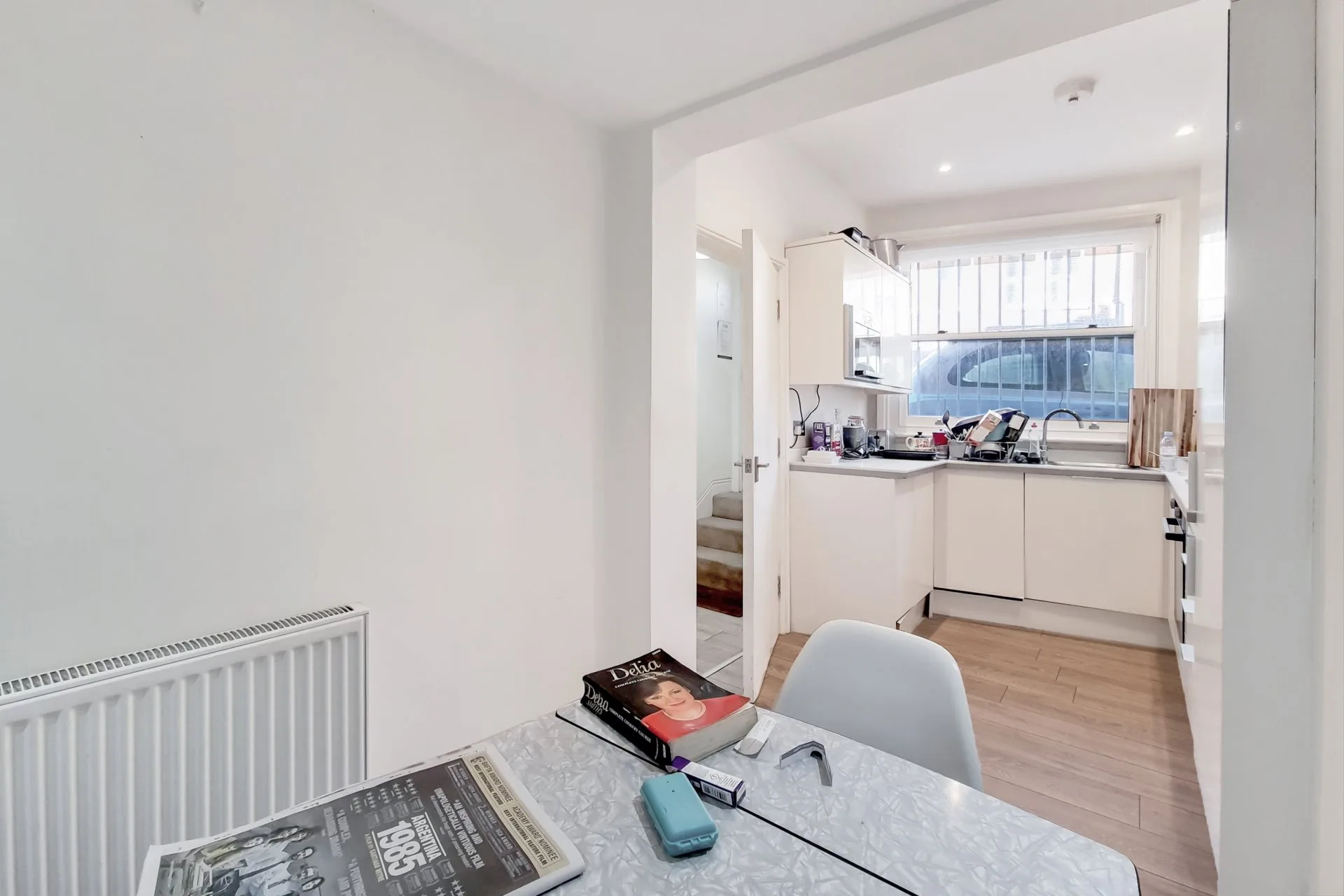 Flat Askew Crescent in Greater London