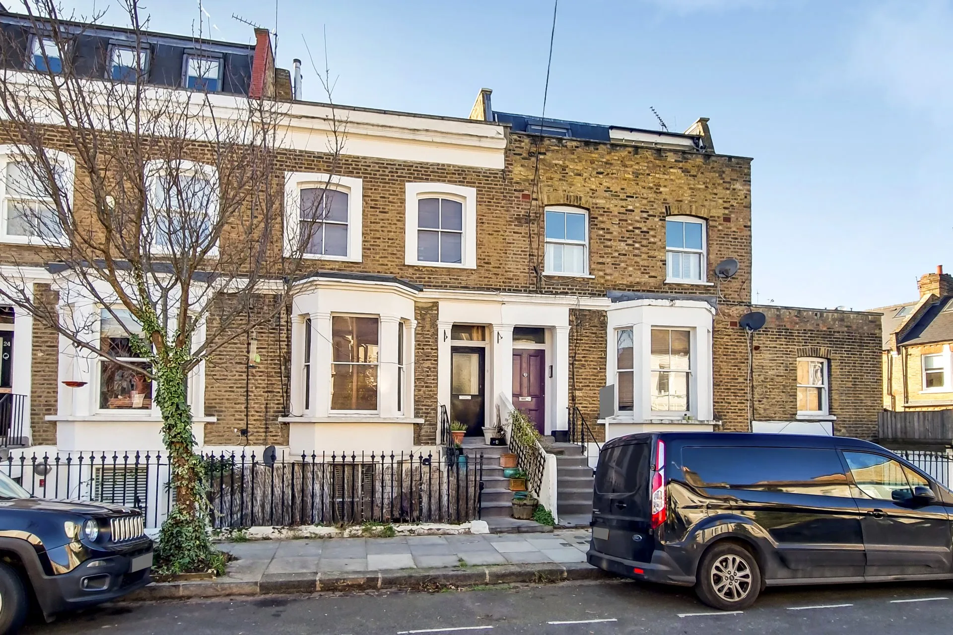 Flat Askew Crescent in Greater London