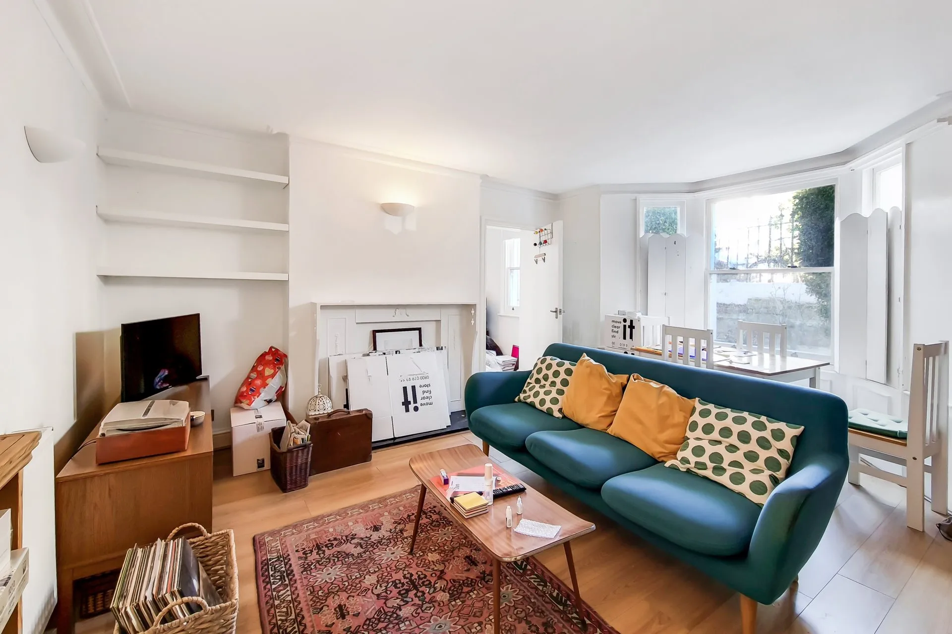 Flat Askew Crescent in Greater London