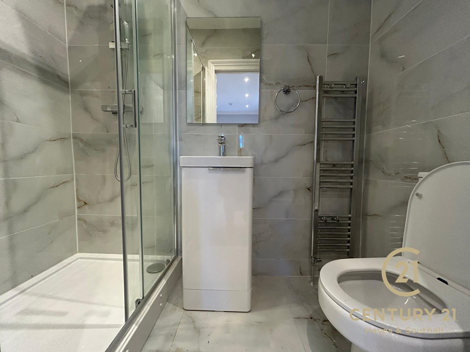 Room Cleveley Crescent in Greater London