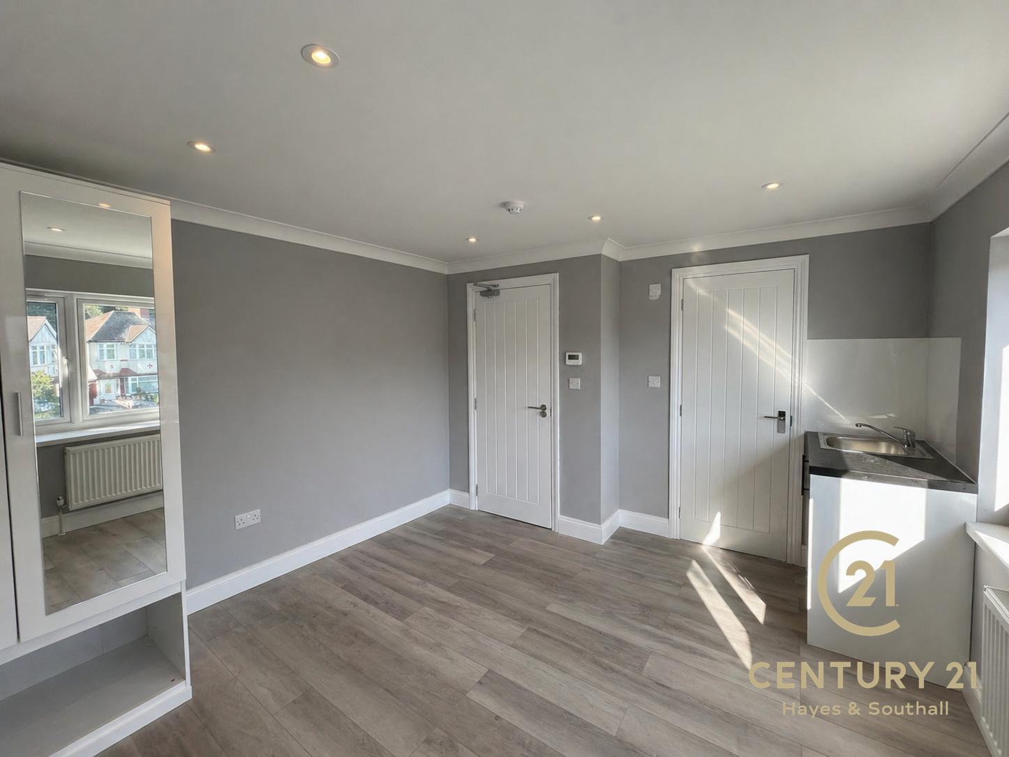 Room Cleveley Crescent in Greater London