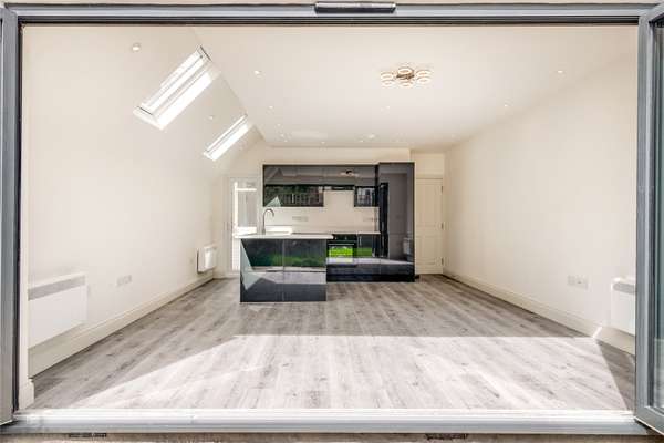 Flat Rudloe Road in Greater London