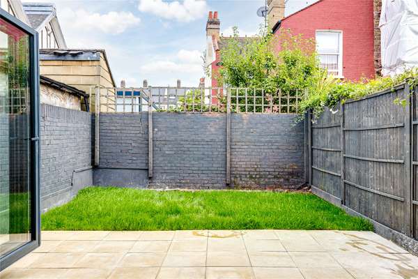 Flat Rudloe Road in Greater London