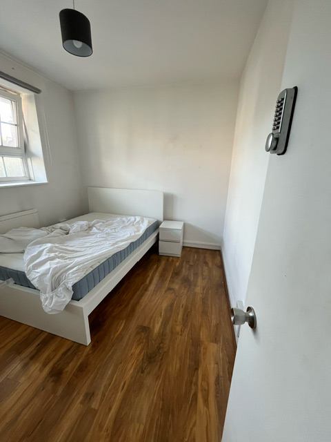 Room Wandsworth Road in Greater London
